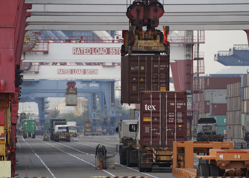 台經院、中經院16日都透露，由於6月出口表現亮眼，傳產復甦跡象顯現，本月中下旬也將上修今年台灣經濟成長率預測。資料照。(圖：中央社)