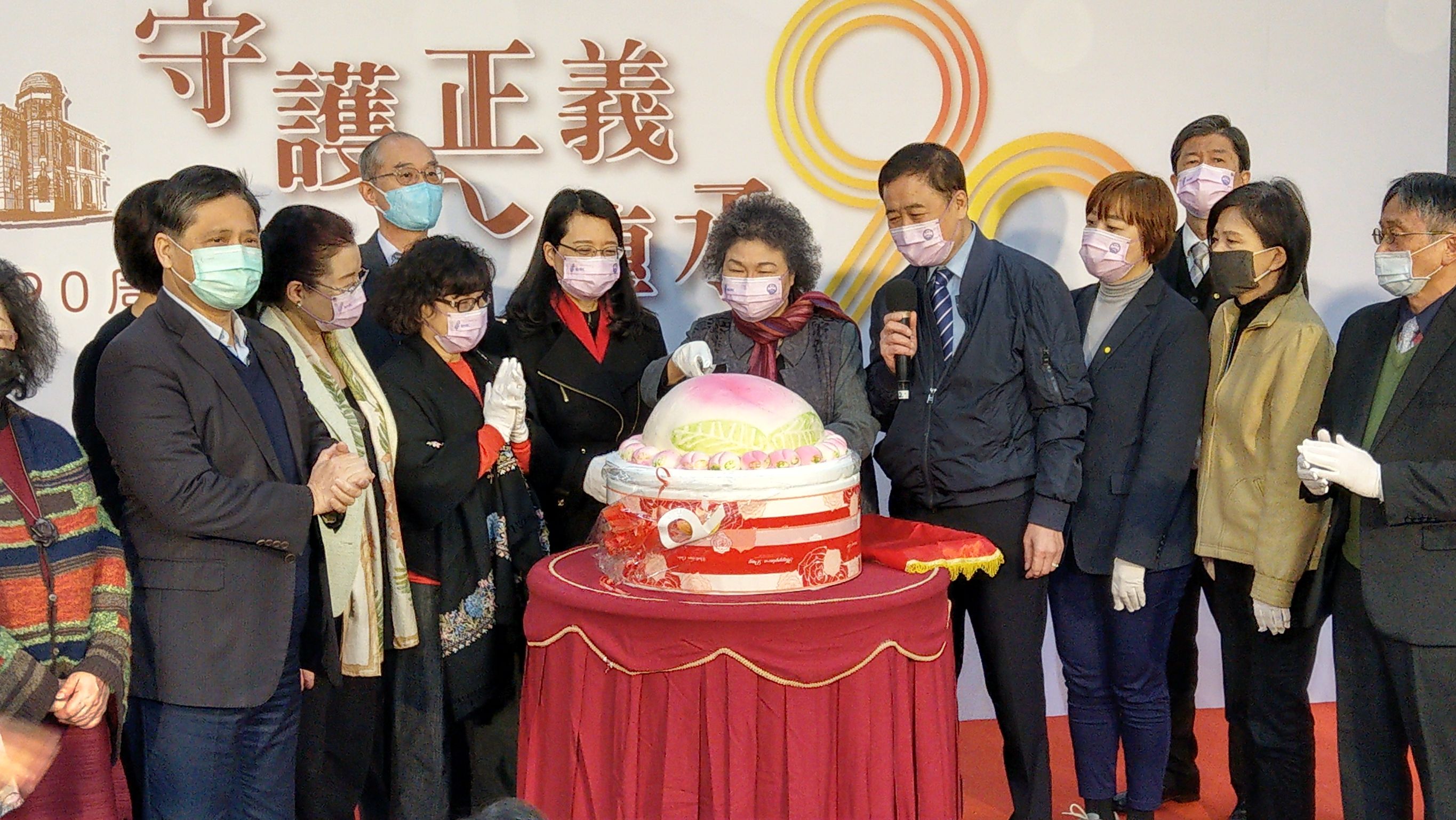 監察院長陳菊與監察委員們共同切開大型壽桃，慶祝監察院90歲生日。(歐陽夢萍 攝)