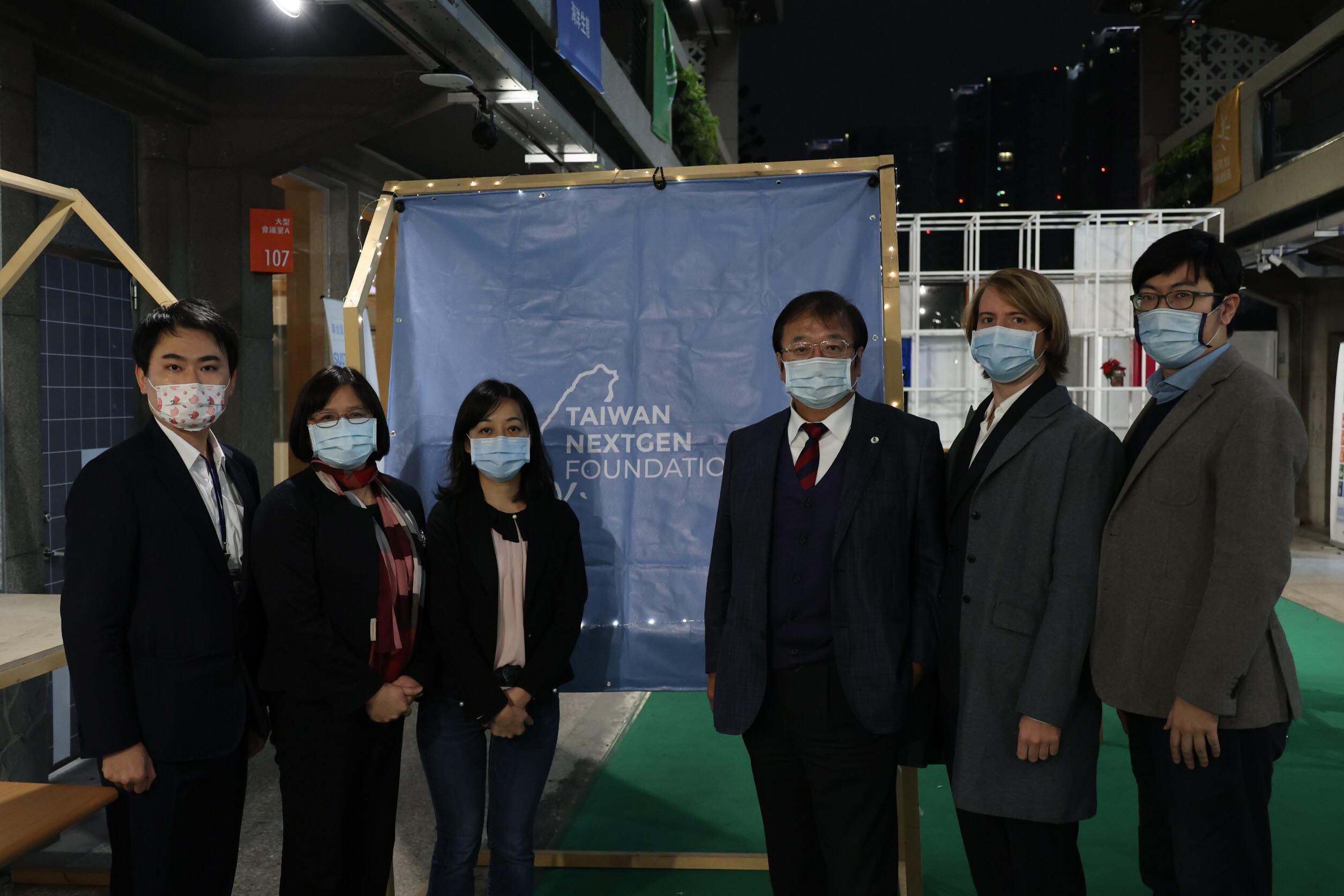 幾位具有衛福專長的立委包括吳玉琴(左二)、王婉諭(左三)、邱泰源(右三)與台灣世代基金會執行長陳冠廷(左一)等一起呼籲社會應該去標籤化。圖:台灣世代基金會提供