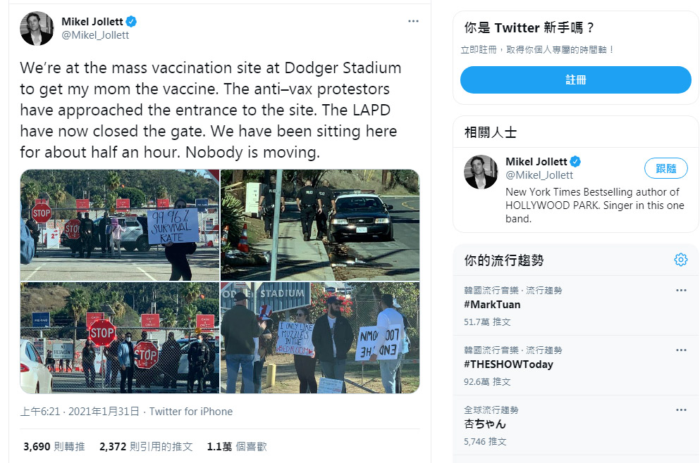 網友裘雷特(Mikel Jollet)在推特貼文，指數十位民眾聚集在道奇球場疫苗接種中心的入口處，舉著標語牌要求終止疫情封鎖措施。(翻攝自Mikel Jollet推特)