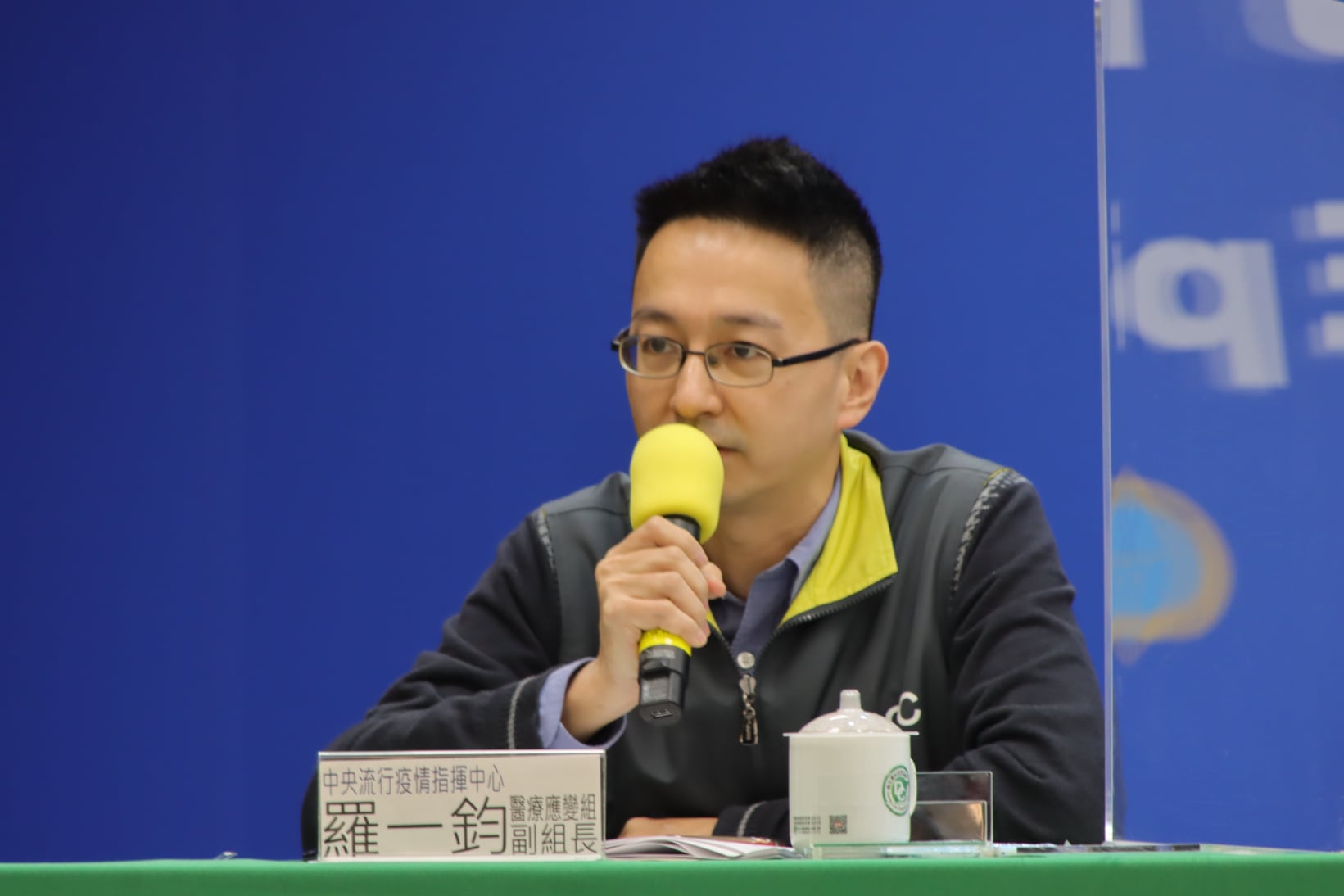 一位美國眾議員在接種完第2劑輝瑞COVID-19疫苗第2劑後仍染疫。中央流行疫情指揮中心醫療應變組副主長羅一鈞解釋可能原因。(指揮中心提供)