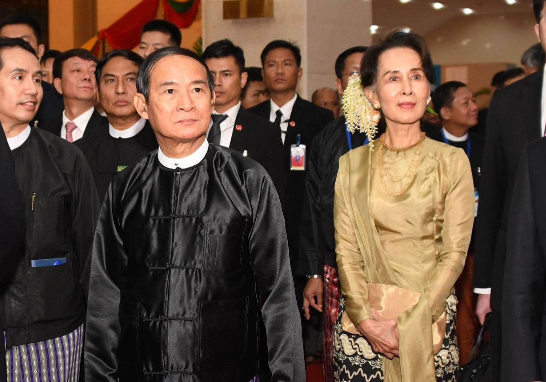 緬甸領袖翁山蘇姬(Aung San Suu Kyi,右)與總統溫敏(Win Myint,左)。 (圖:緬甸總統府/檔案照片)