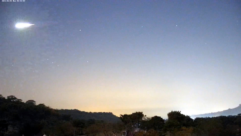 嘉義地區1日凌晨有民眾看到巨大火球劃過天際，阿里山國家風景區管理處裝設在牛埔仔大草原的即時影像清楚拍下火流星閃過夜空的畫面。（翻攝畫面） (圖：中央社)