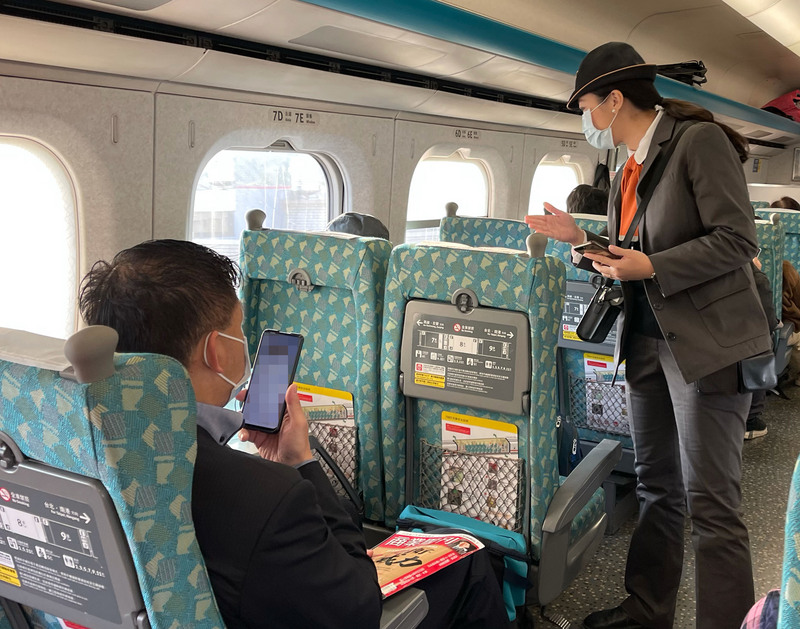 防疫升級！ 雙鐵客運即日起禁止飲食。(資料照片/中央社)