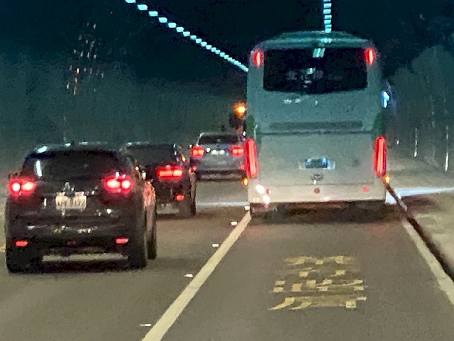 今年春節疏運，交通部首度利用蘇花改路肩，推行「大客車專用道」，尖峰時刻最多可省1小時車程，(吳琍君攝)