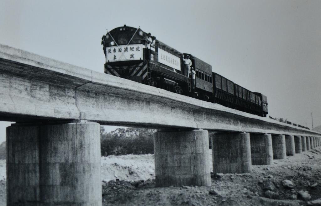 北迴鐵路的興建計畫，百折千迴。圖為北迴南段通車。圖／台鐡文化志工隊提供、翻攝民報