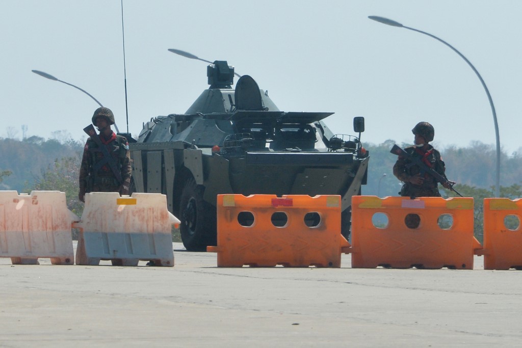 緬甸首都奈比多主要道路被軍方封鎖。 (AFP)