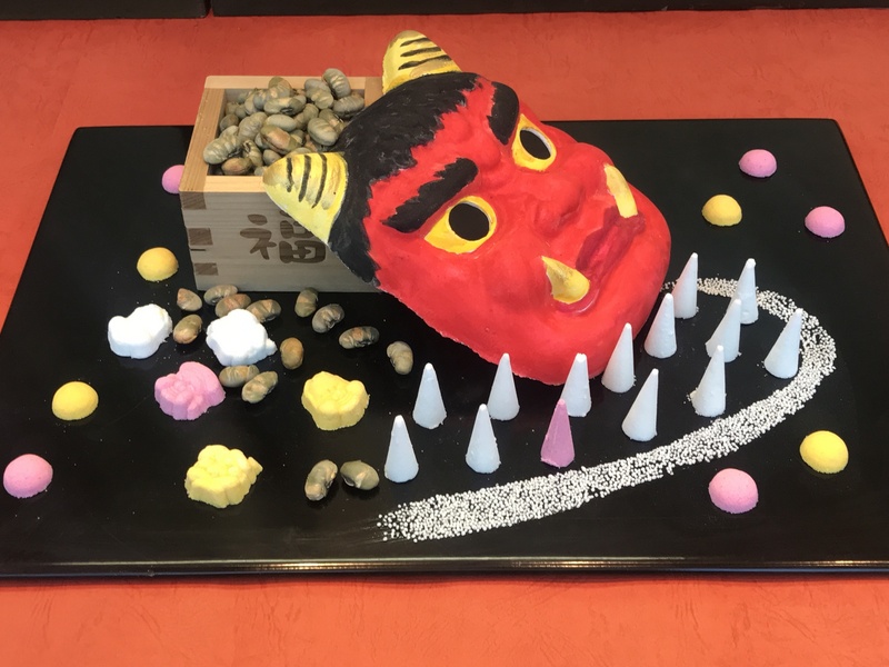 日本民眾通常是2月3日過節分，但因地球繞行太陽公轉一圈的時間並非365天整數，今年時隔124年在2月2日這一天過節分。圖為東京商店文錢堂做成慶祝節分的糕餅。 (圖：中央社)