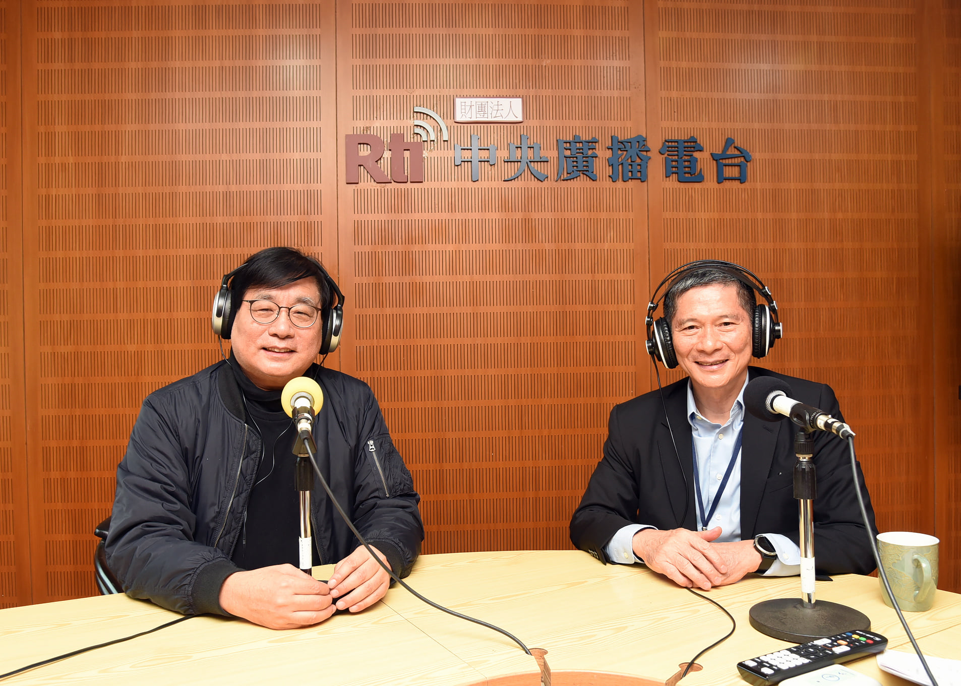 文化部長李永得(右)針對中國圖書出版品審查議題，接受央廣主持人楊憲宏訪問。(江麗華攝)