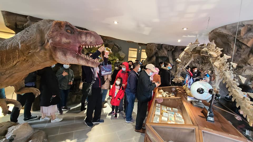 原本乏人問津的澎湖小門地質館，經過蕭青陽團隊以博物館新概念，導入觀光資源後，以「小門地質探索館」重新開幕，參觀人潮絡繹不絕。(江昭倫攝)