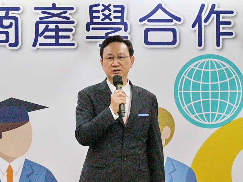 僑委會2日推出「全球僑台商產學合作服務方案」，僑委會委員長童振源表示，將協助促進更多媒合，達成僑台商與台灣研發能量拓展海外市場多贏局面 (央廣記者王照坤 攝)
