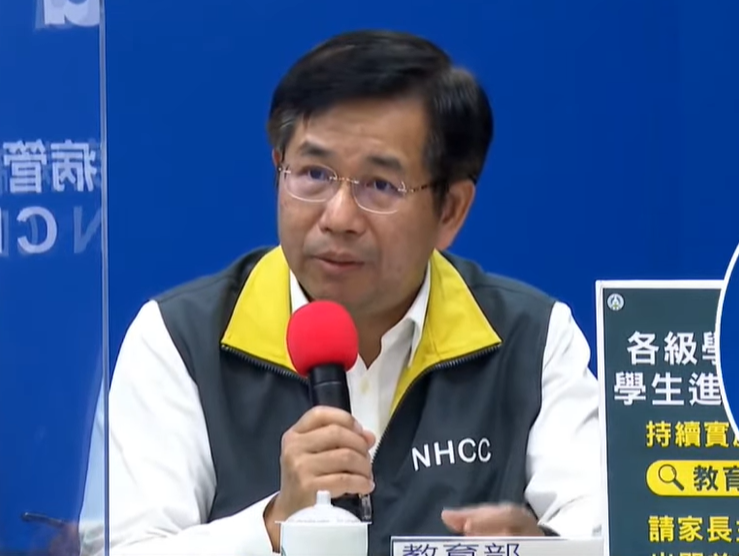 教育部長潘文忠3日宣布，高中以下學校第二學期開學日延後4天至2月22日開學，照顧12歲以下學童的家長可於18日至21日請「防疫照顧假」。(圖擷自YouTube)