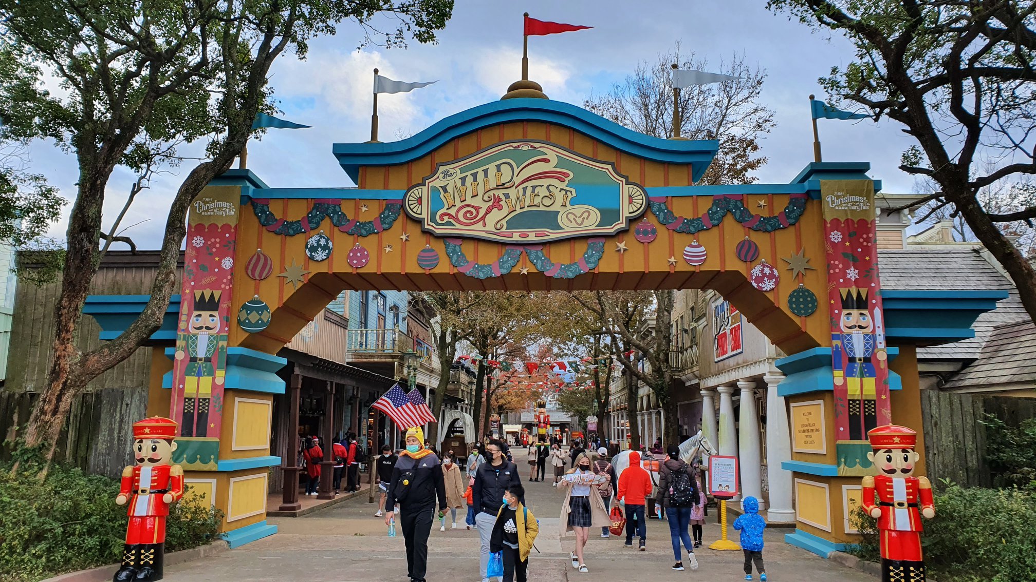 春節期間全台13個風景區與25家觀光遊樂園實施人流總量管制，也會有預警與分流措施，減少旅遊景區群聚效應。(圖：六福村主題遊樂園臉書)