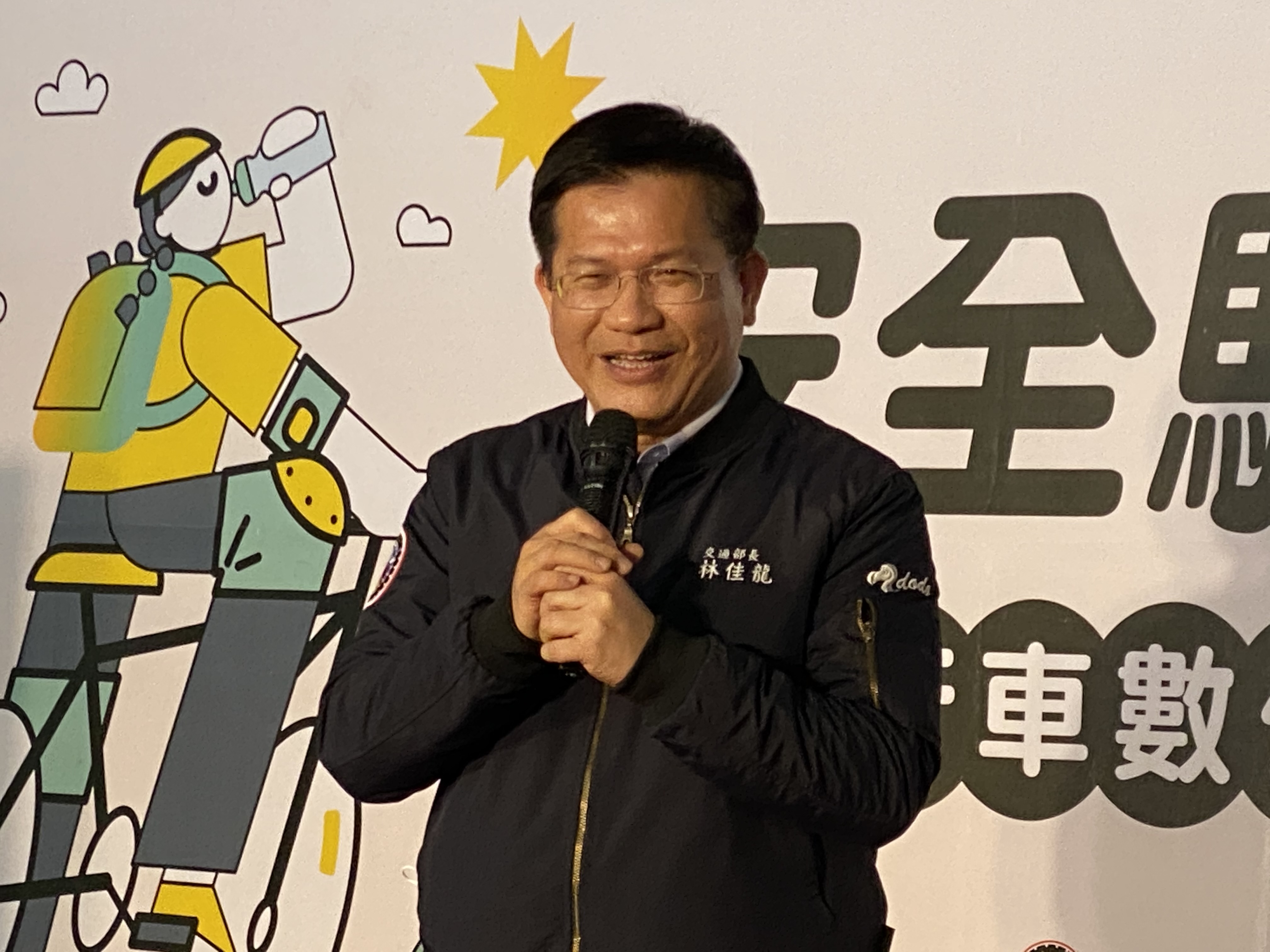 針對春節景區熱點將進行人流管制的措施，交通部長林佳龍4日在出席活動後受訪表示，這次不會用1968app來警示人潮。(吳琍君攝)