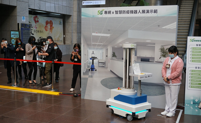 台北市政府與亞太電信合作，宣布在聯合醫院仁愛院區設5G專網及清潔消毒機器人。(圖：中央社)