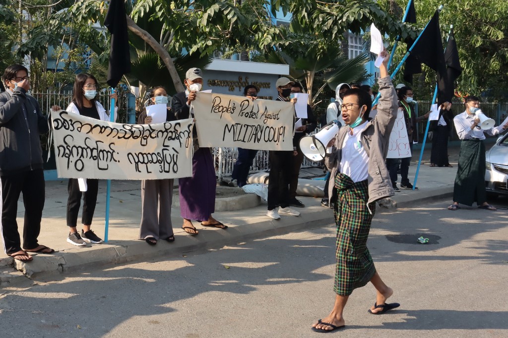 緬甸第二大城瓦城(Mandalay)，4日出現反軍事政變的示威。(AFP)