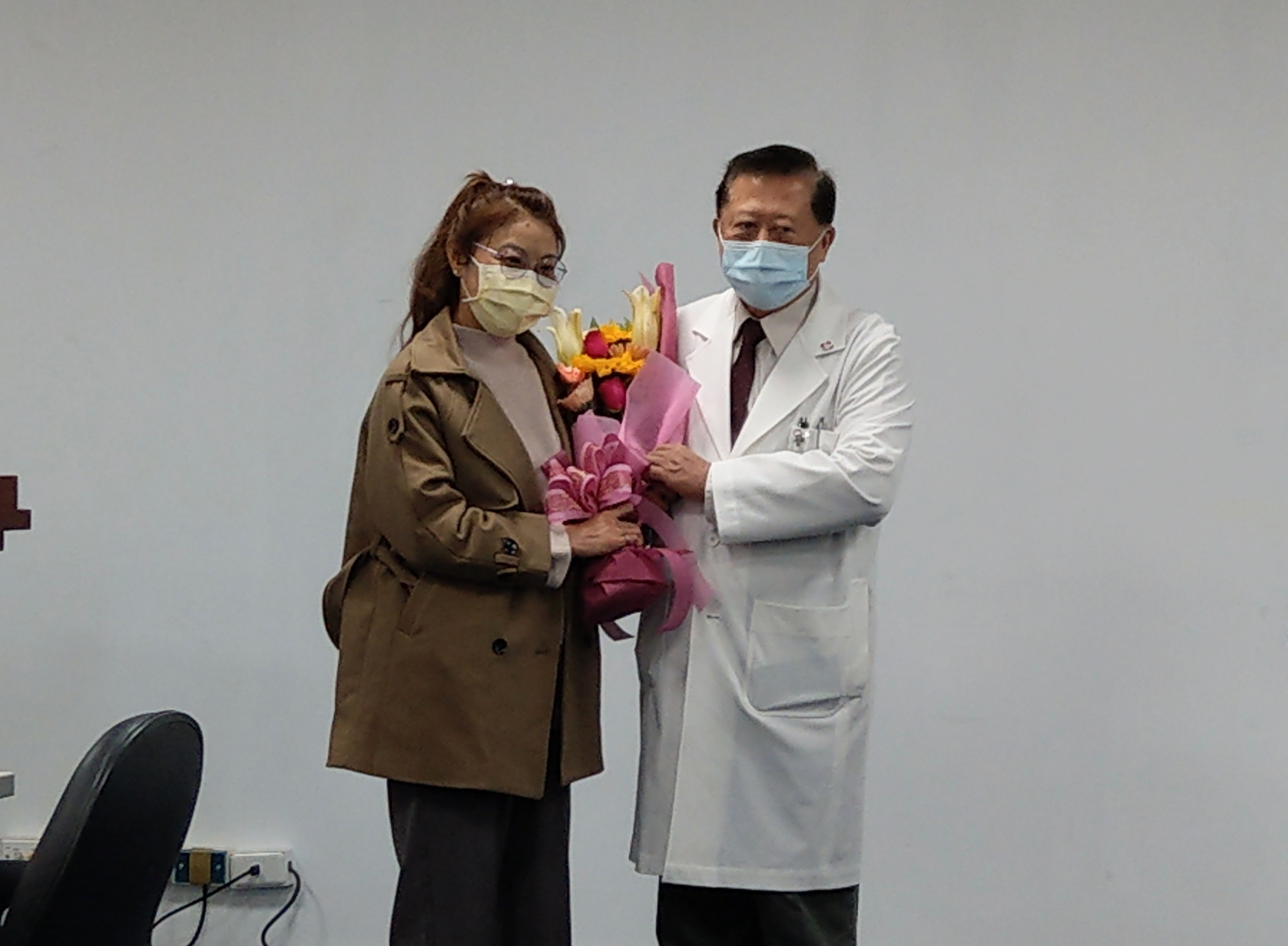 換心人李秀英獻花給當年為她執刀的醫師魏崢(右)，感謝魏崢給她重生的機會。(劉品希 設)