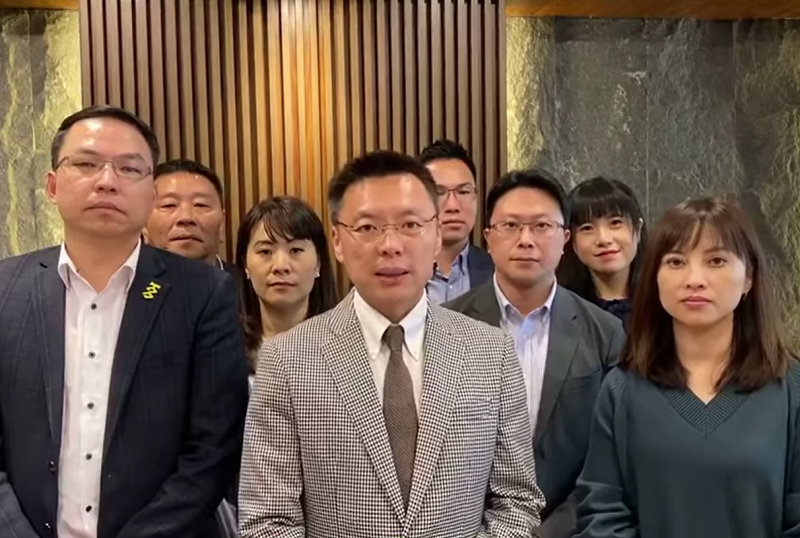 針對罷捷團體4日告發蔡英文總統違反「選罷法」，民進黨高雄市黨部主委趙天麟偕同地方黨公職出面回擊。(圖擷自趙天麟臉書)