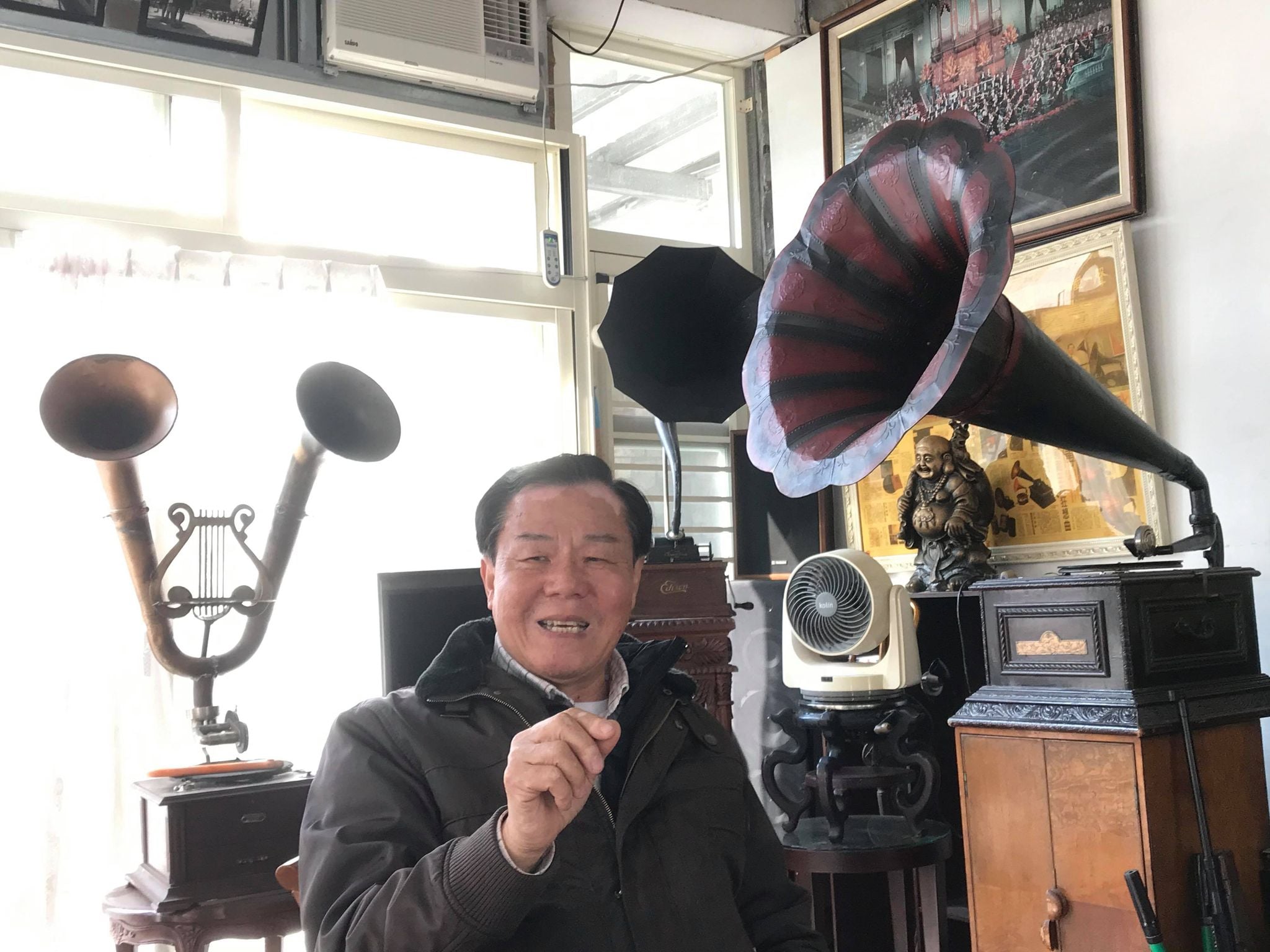 非典型收藏家林本博，收藏超過無數留聲機，就連主持人張菲都曾造訪。(江昭倫 攝)