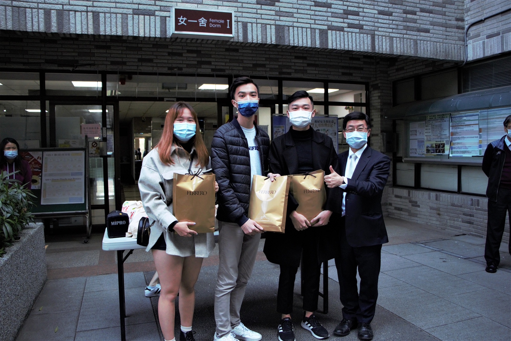 元智大學送給每個境外生新春福袋。(元智大學提供)