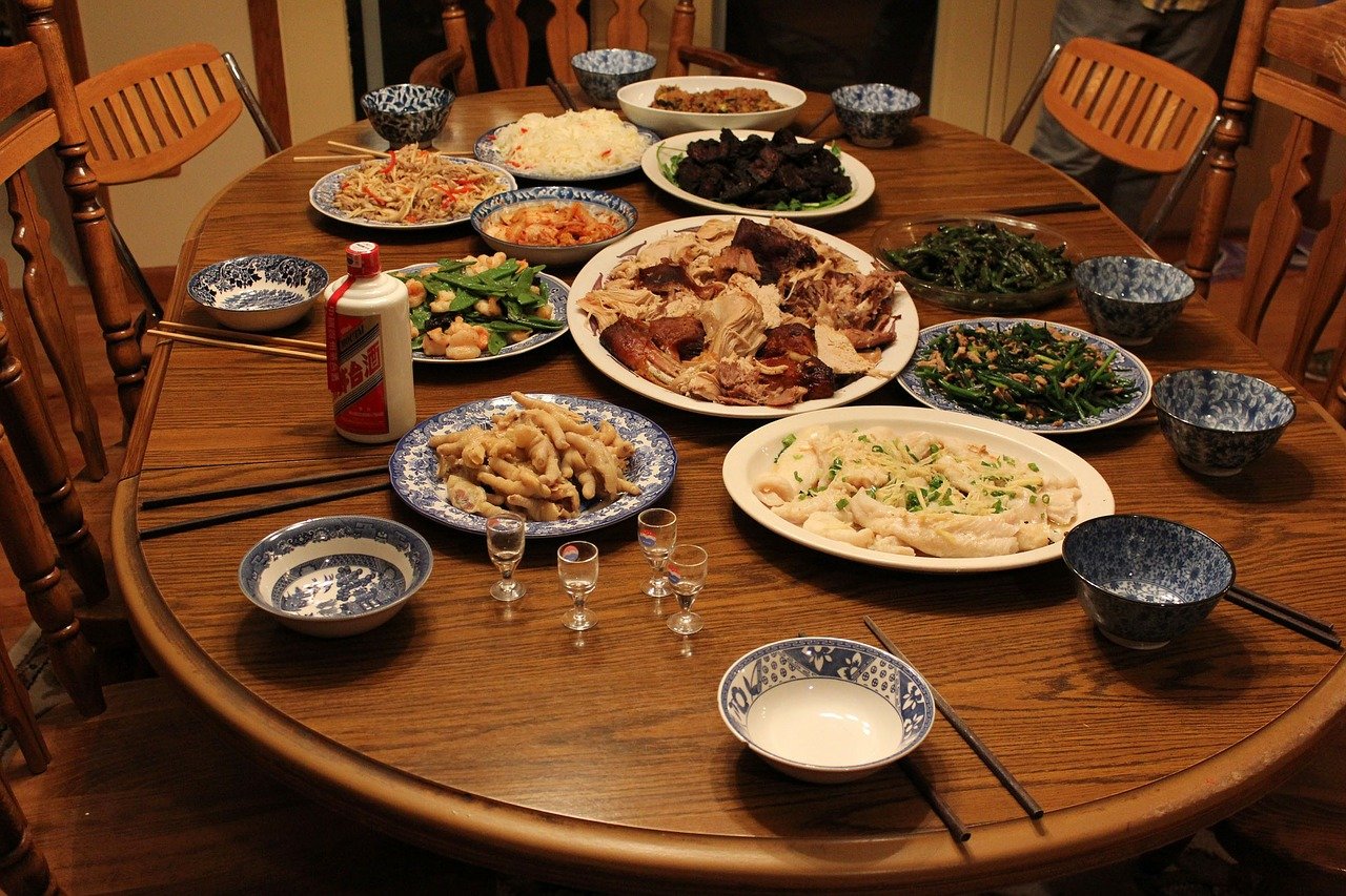 民眾在過年期間忙著聚會，一定少不了大吃大喝，如何在享受美食的同時控制血糖，是糖尿病友相當大的挑戰。(圖：Pixabay)