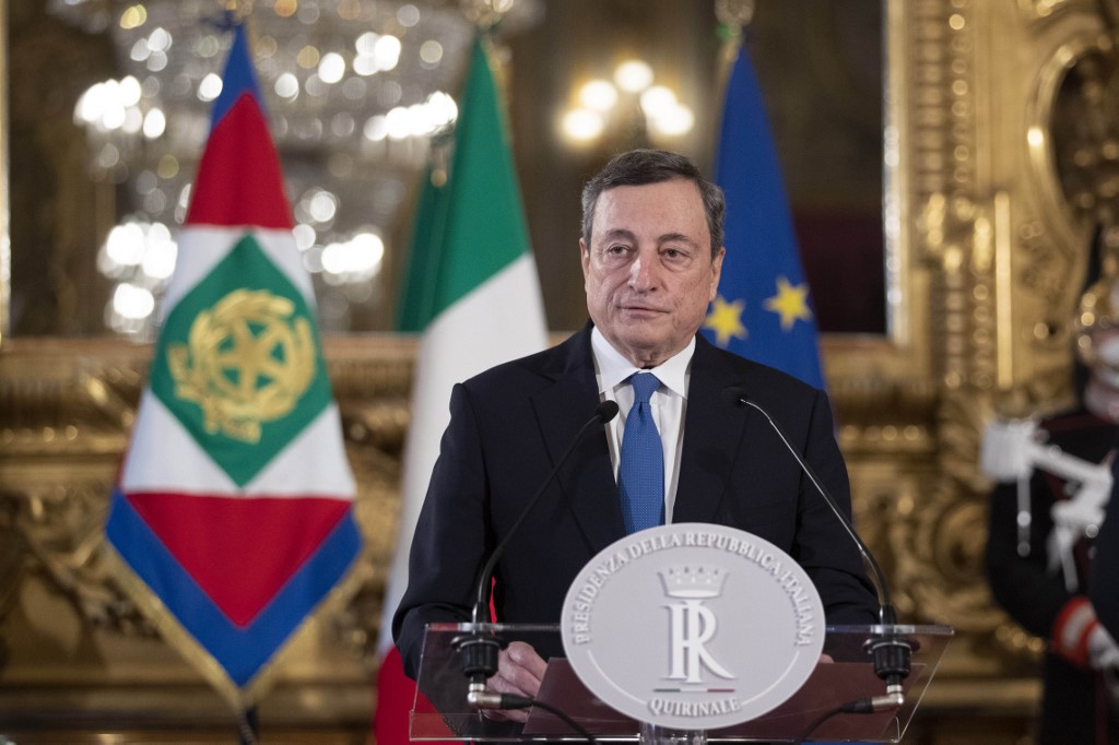 義大利總理德拉吉(Mario Draghi)透露將動用政府「黃金權力」，阻擋中國收購義大利半導體產業。 (AFP)