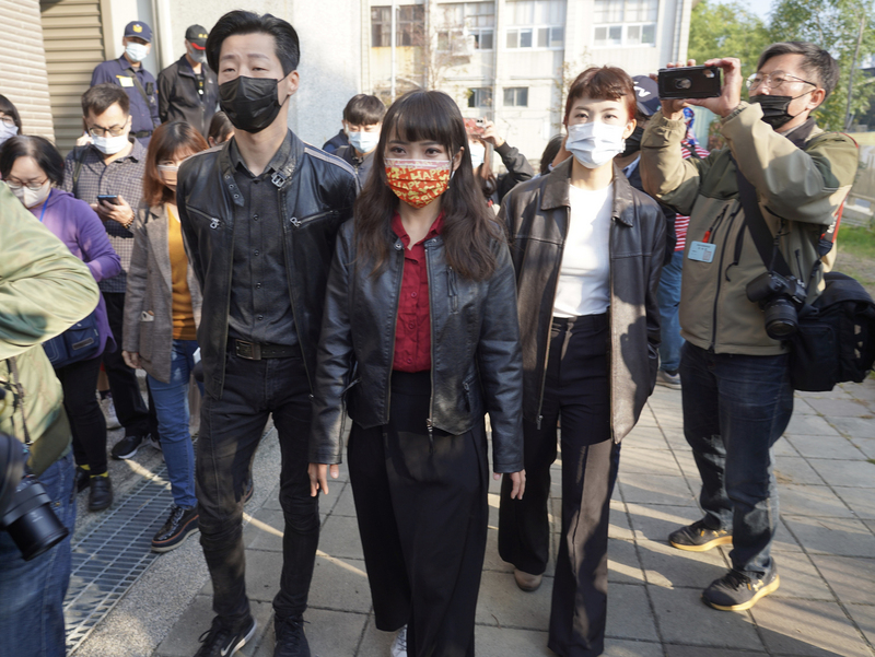 無黨籍高雄市議員黃捷罷免投票6日舉行，黃捷（中）上午在立委林昶佐（左）、妹妹黃蓉（右）陪同下，前往鳳山高中投票所完成投票。 (圖：中央社)