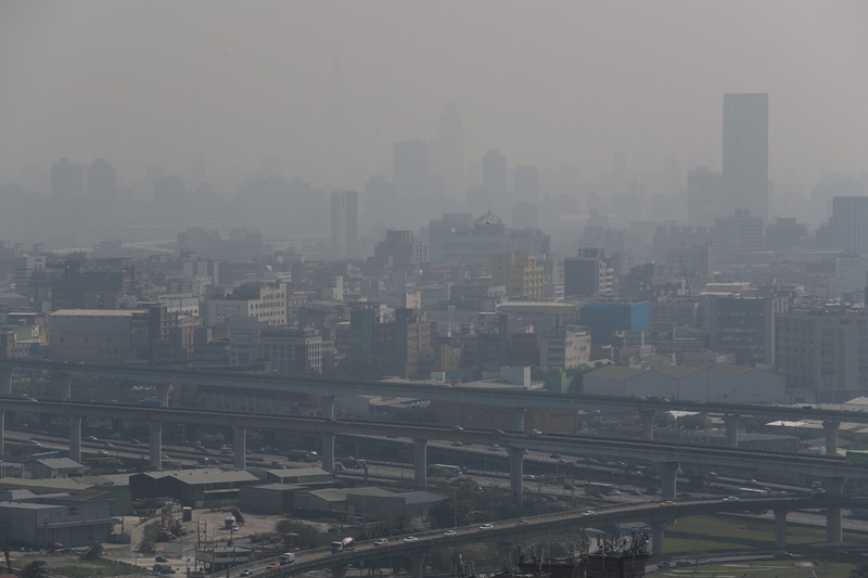 空氣品質依舊不佳，7日西半部已有20測站空品亮紅燈。圖為從高處俯瞰台北市區，天空一片灰濛濛。 (圖：中央社)