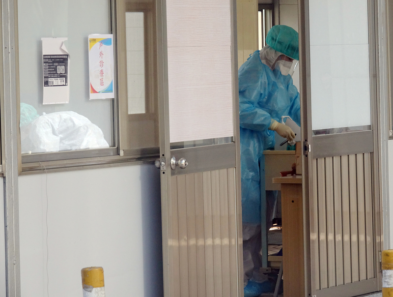 政府去年初推護理師夜班獎勵政策，但近期有護理人員反映沒收到錢。衛福部今天(25日)表示，預計4月底前撥款到醫院，最快5月入帳，將回溯至1月。(示意圖：中央社)