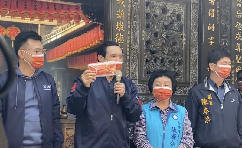 大年初四，前總統馬英九(左2)與國民黨主席江啟臣(左1)都到台中參拜。圖為兩人日前南下台中發春聯、紅包。(資料照 / 圖：中央社)