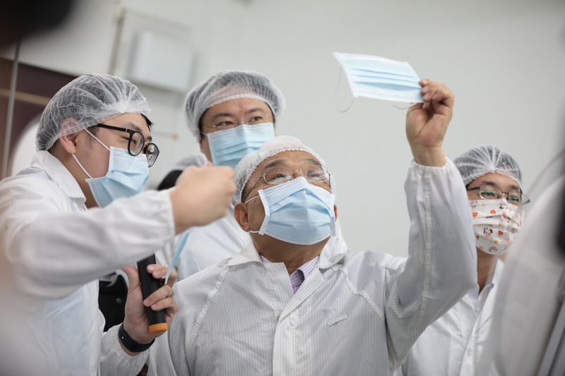 行政院長蘇貞昌（前中）6日在基隆市長林右昌（後中）等陪同下，前往基隆市七堵區視察口罩國家隊順易利口罩工廠製作流程及運送狀況，感謝廠商對防疫的貢獻。（基隆市政府提供） (圖：中央社)