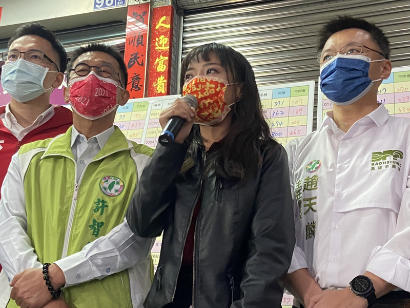 高雄市議員黃捷(右2)罷免案6日進行投票，最後未能過關。黃捷晚間出面落淚感謝所有支持者。 (圖：中央社)