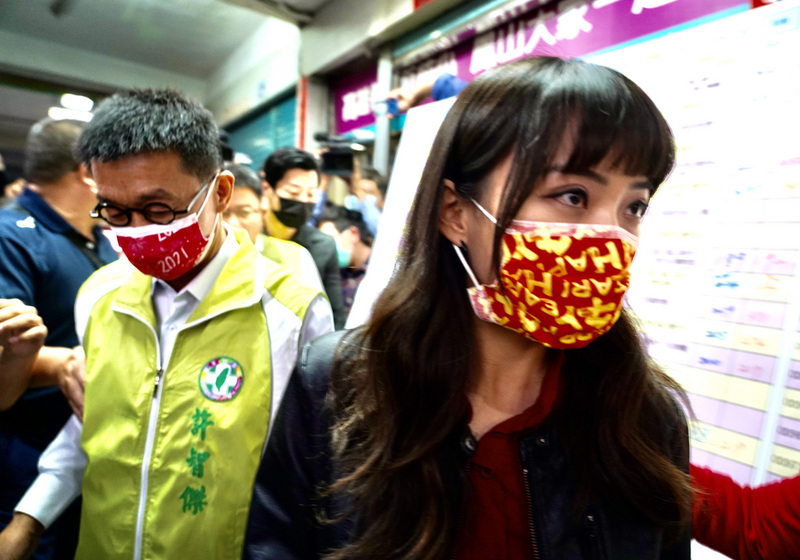 無黨籍高雄市議員黃捷（右）2月6日傍晚在確定反罷免成功後，感謝民眾支持。 (圖：中央社)