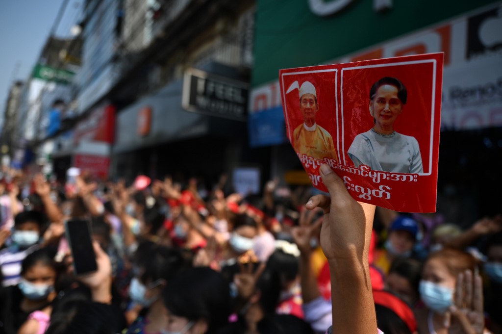 緬甸軍方1日發動政變，拘捕實質領導人翁山蘇姬(Aung San Suu Kyi)及多名高官。圖為6日示威群眾湧上街頭譴責新的軍事政權。(AFP)