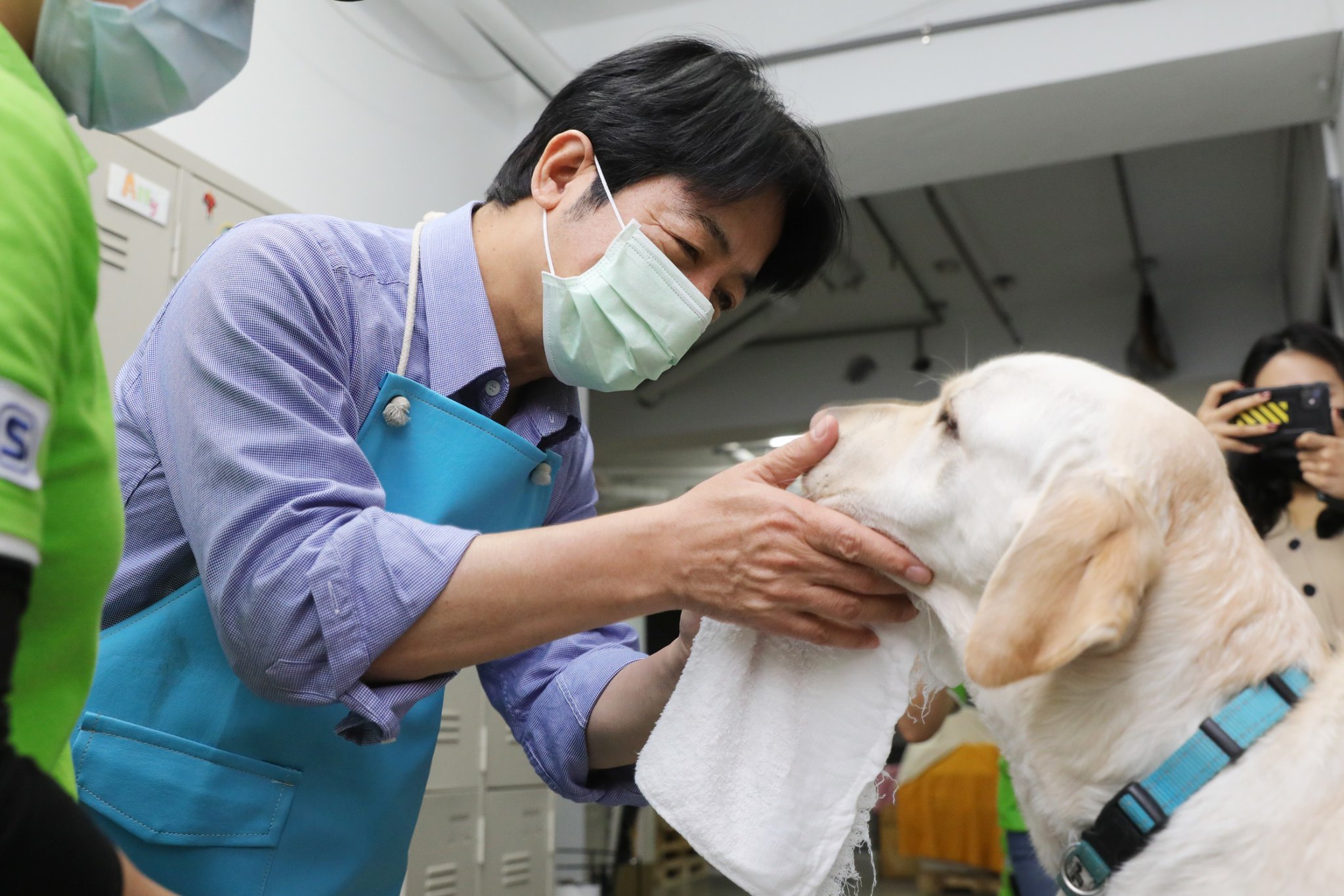 副總統賴清德參訪台灣導盲犬協會，幫導盲犬進行日常清潔。(總統府提供)