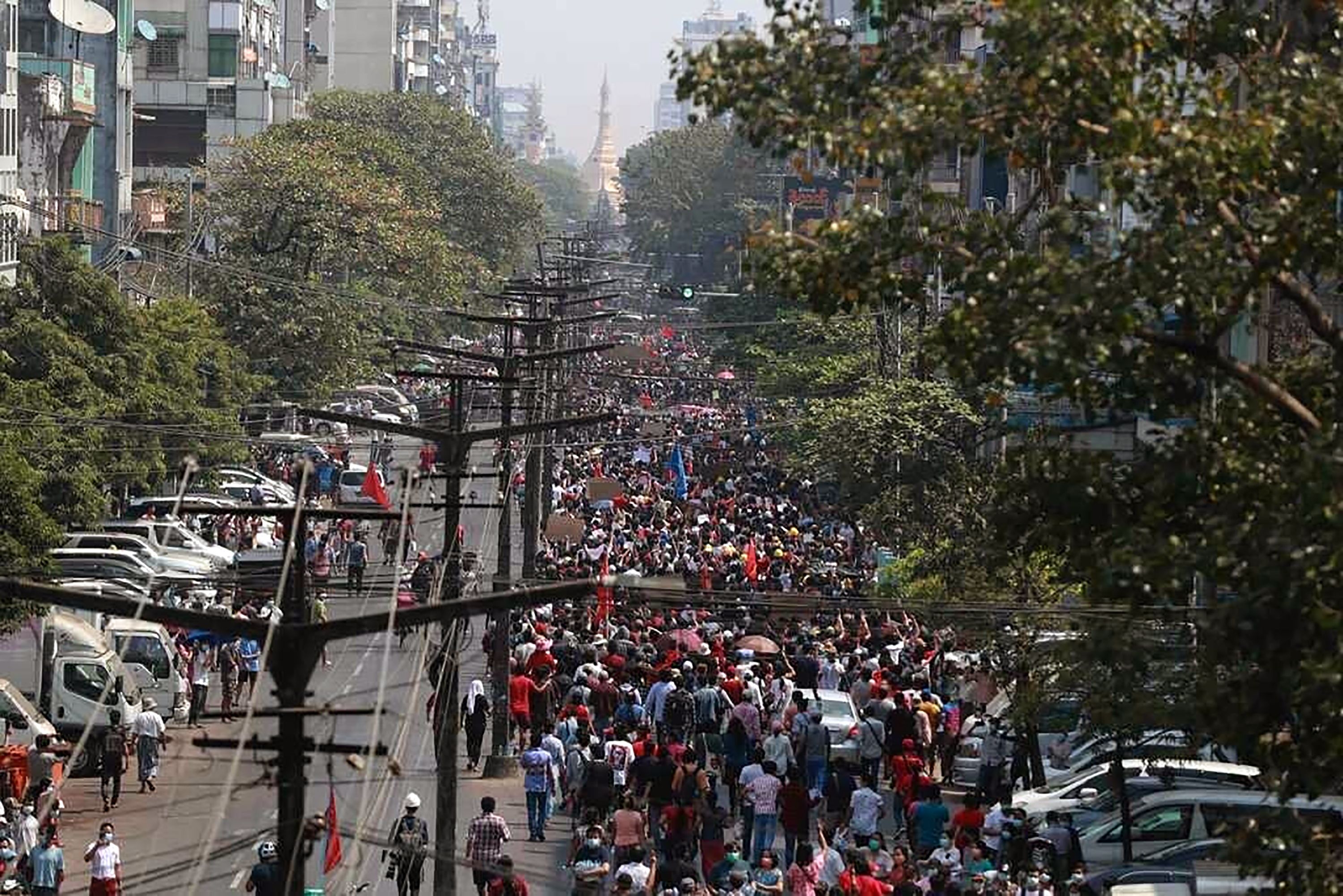 緬甸民眾7日再度走上街頭，表達反政變的立場。圖為在仰光(Yangon)，大批民眾集結向市中心地標蘇雷塔(Sule Pagoda)推進。(美聯社/達志影像)