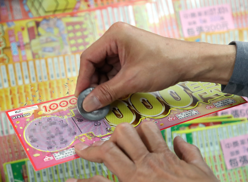 台灣彩券公司1日表示，本土COVID-19疫情衝擊彩券銷售，截至8月底，共有2萬3607名經銷商申請紓困補貼，發放金額新台幣2.2億元。 (圖：中央社)