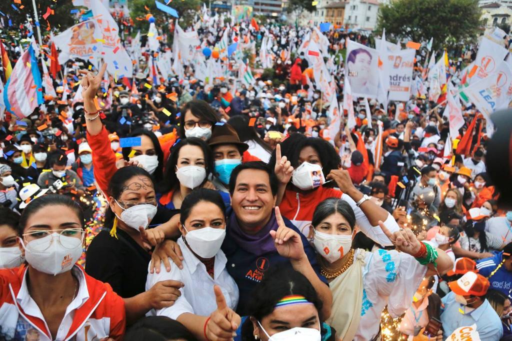 厄瓜多總統候選人，左派經濟學家阿拉烏斯(Andres Arauz)(圖中未戴口罩者)目前民調領先。(Andres Arauz Twitter))