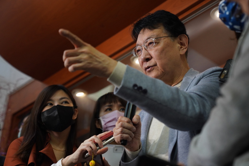 中廣董事長趙少康（右）8日宣布，將爭取代表國民黨參選2024年總統大選，希望促成台灣與大陸兩岸和平，國內兩大黨和解。 (圖：中央社)