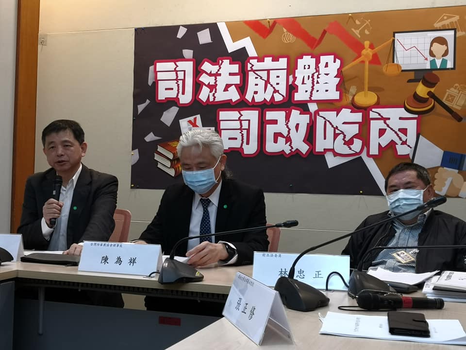 「司法官不當交往飲宴」重創人民對司法的信賴，台灣陪審團協會8日公布最新民調指出，有高達7成9的民眾不滿意司法院對此案的懲戒結果，認為司改死當。（劉玉秋攝）