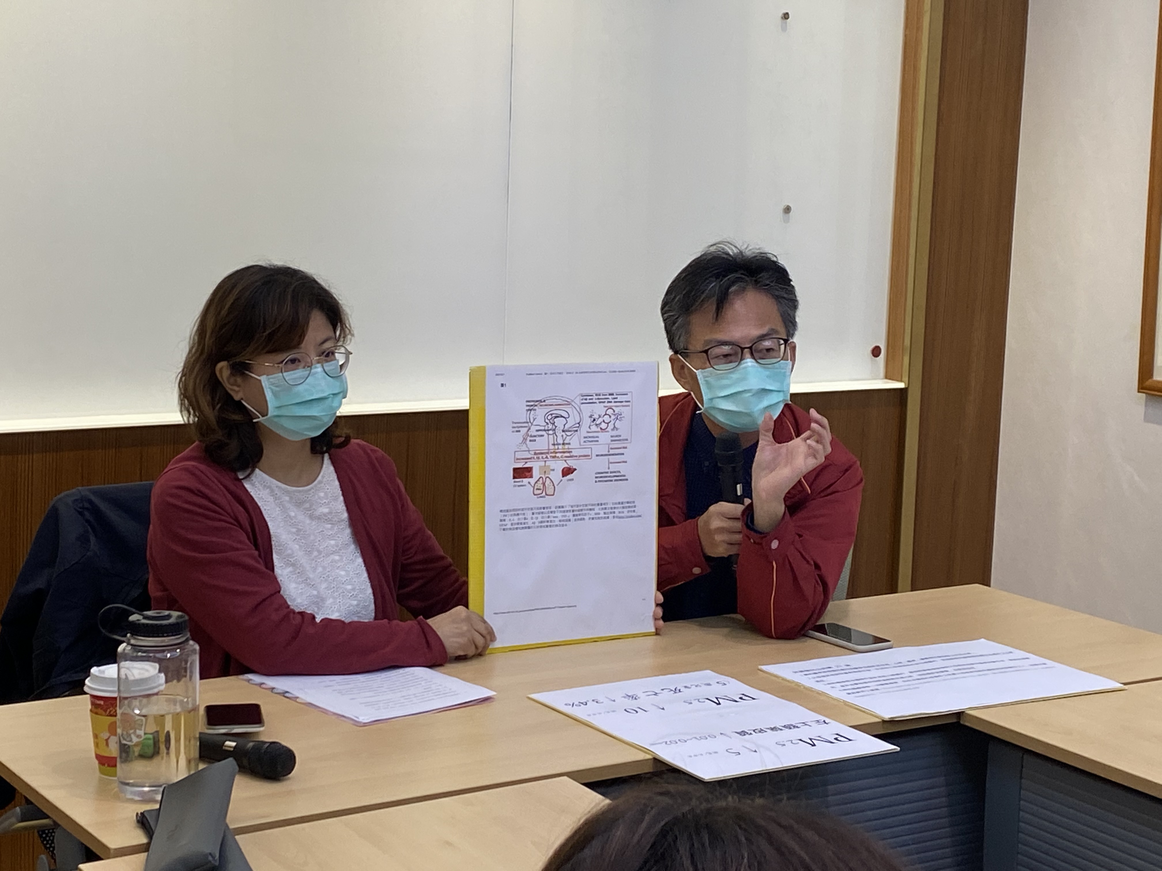 醫師蘇偉碩(右)及妻子王美心8日連袂北上立法院召開記者會，控訴空污傷害兒童腦部。(林詠青 攝)