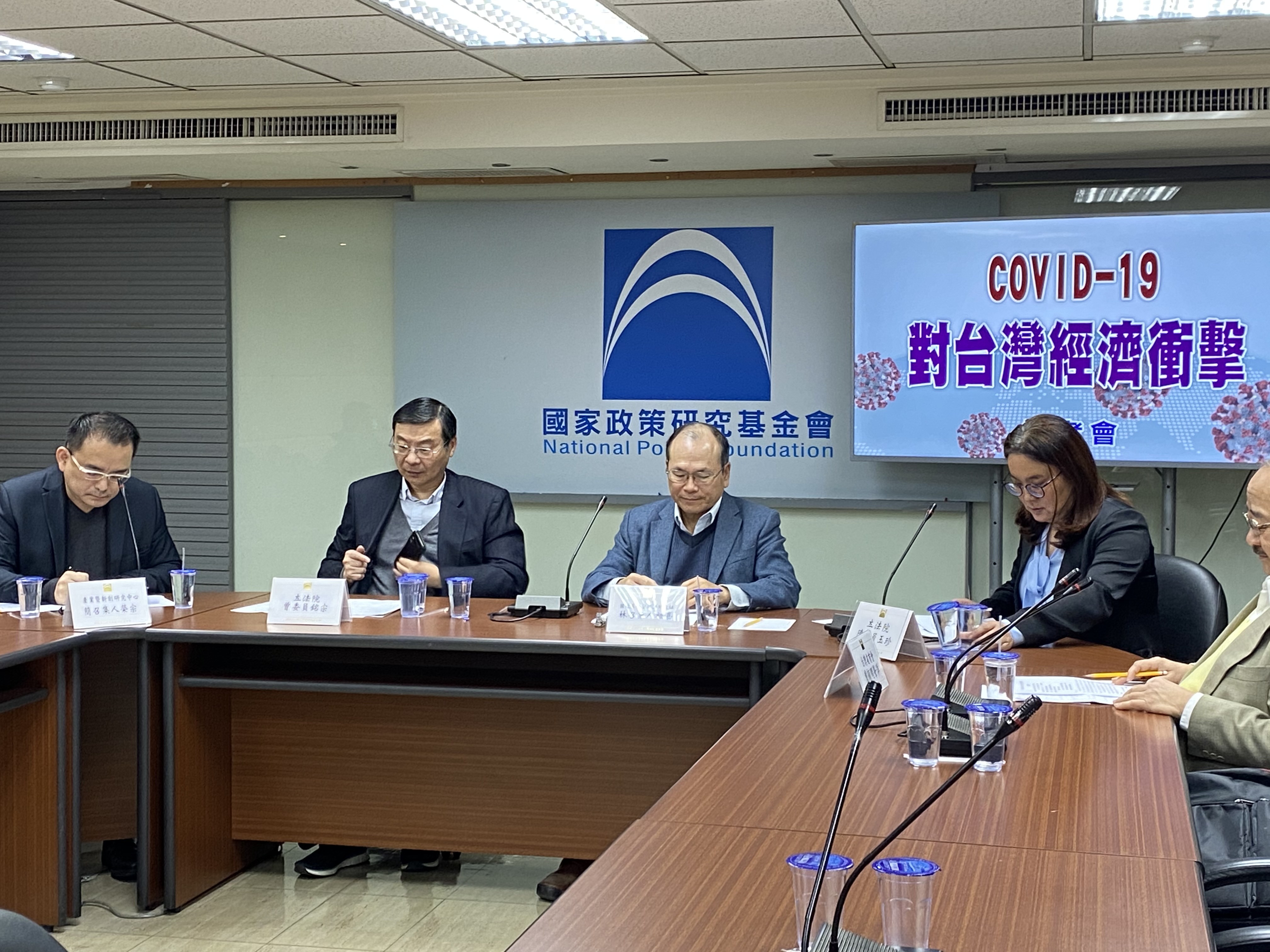 國家政策研究基金會9日舉行「COVID-19對台灣經濟衝擊」記者會。(林詠青 攝)