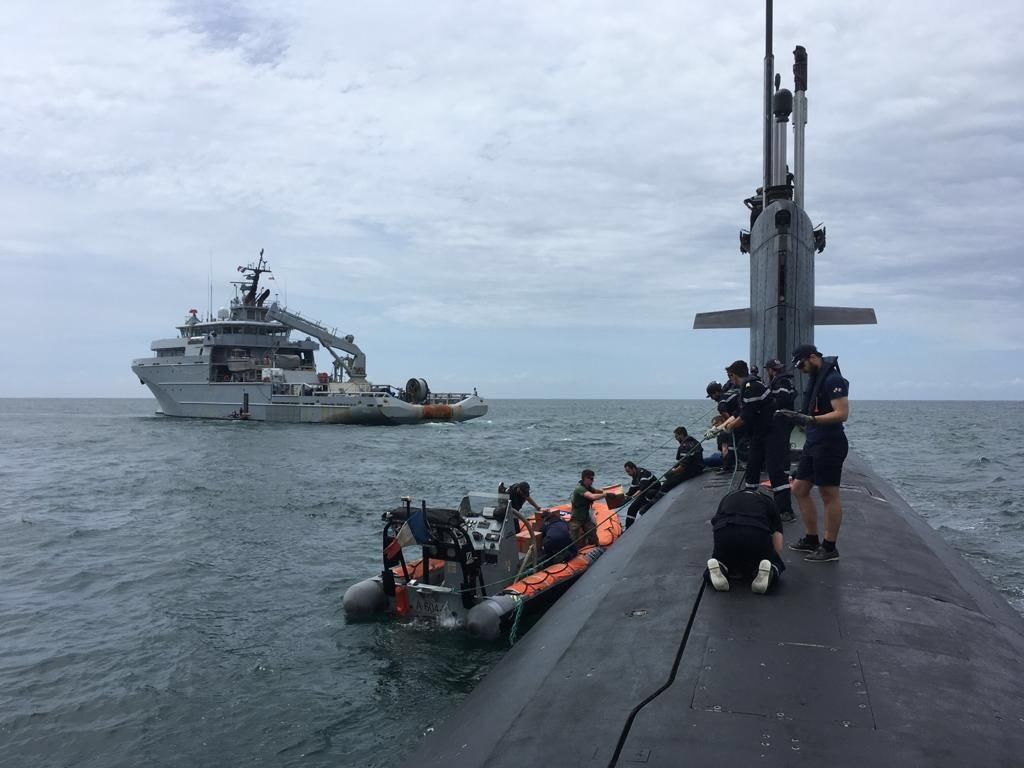 法國核子動力潛艦「翡翠號」在「塞納號」支援艦相伴下穿過南海海域。 (圖:帕利推特)