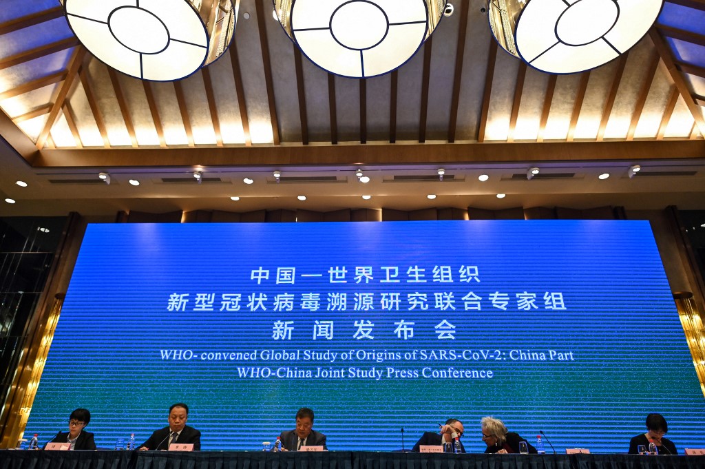 來自世界衛生組織的國際專家9日結束在中國有關COVID-19疫情源頭的調查工作。(AFP)