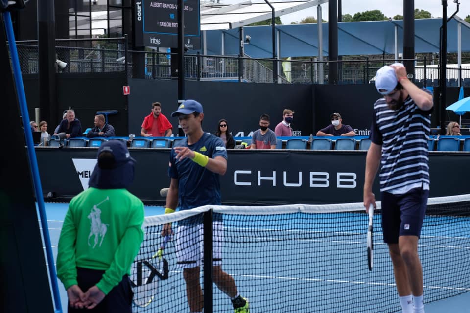 盧彥勳(左二)單槍匹馬出戰澳網。(臉書)