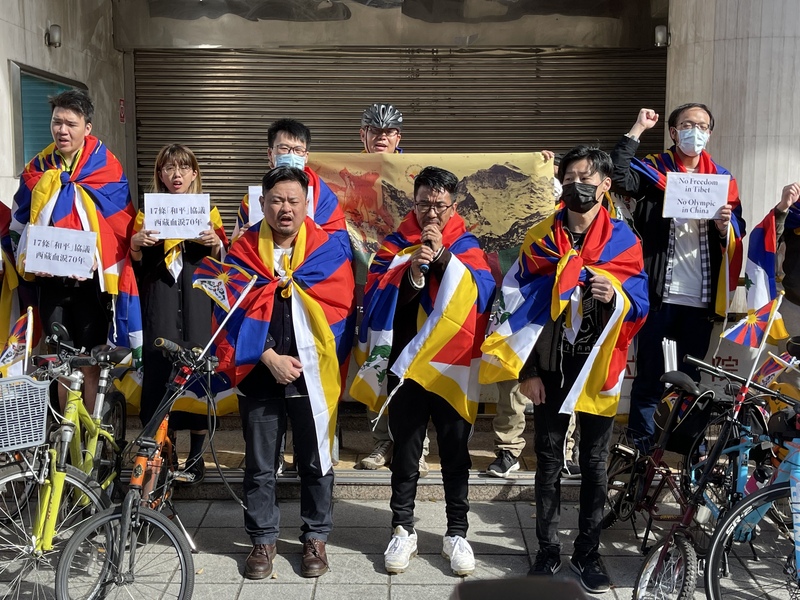 西藏台灣人權連線10日舉行「為西藏自由而騎」記者會，藏台連線理事長札西慈仁（前中）率無黨籍立委林昶佐（前右）、民進黨立委洪申翰（前左）等人舉行除障儀式，象徵去除疫情、中共暴政。 (圖：中央社)