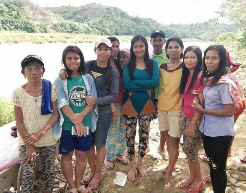 曾在台灣擔任看護、2017年回到菲律賓的塔曼（右2）決定再回台灣擔任看護工。 (圖：中央社)