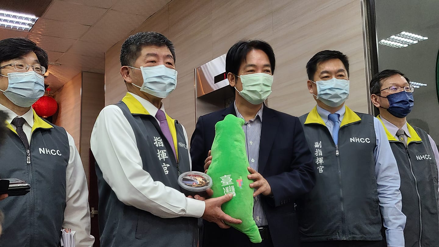 副總統賴清德(中)致贈指揮中心指揮官陳時中(左2)龜苓膏、抱枕 ，盼台灣「疫情歸零、高枕無憂」。(江昭倫攝)