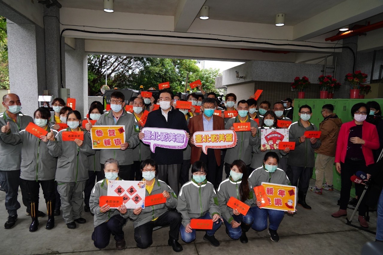 台北市長柯文哲慰勞清潔隊員，並感謝環保同仁在第一線守住疫情。(北市府提供)