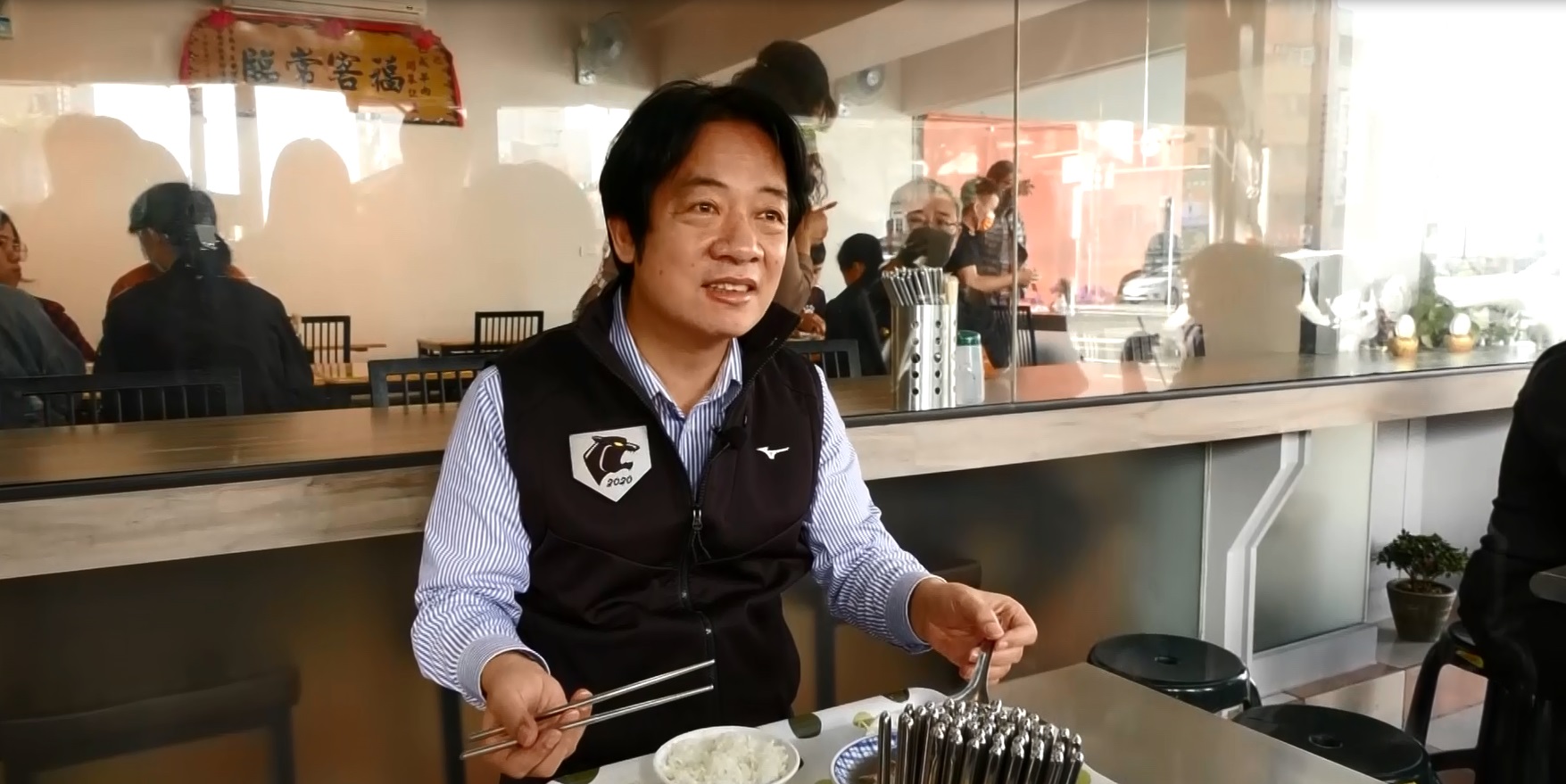 副總統賴清德日前走訪台南，前往30年老字號羊肉湯名店「包成羊肉」，品嘗台南在地美食。(總統府提供)